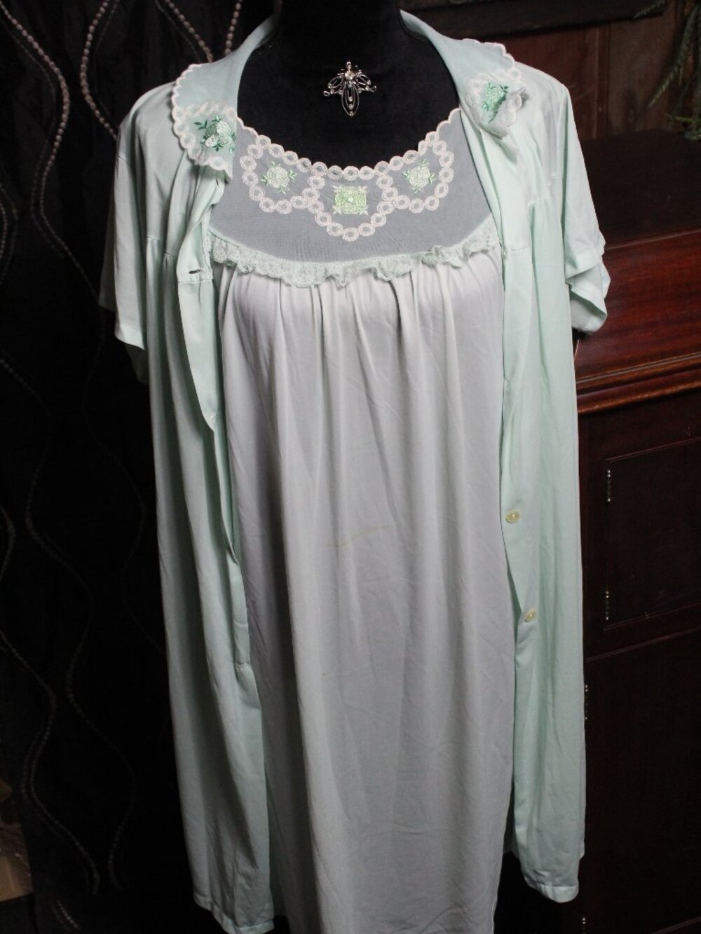 Light Green Night Gown and Robe Ensemble Large
